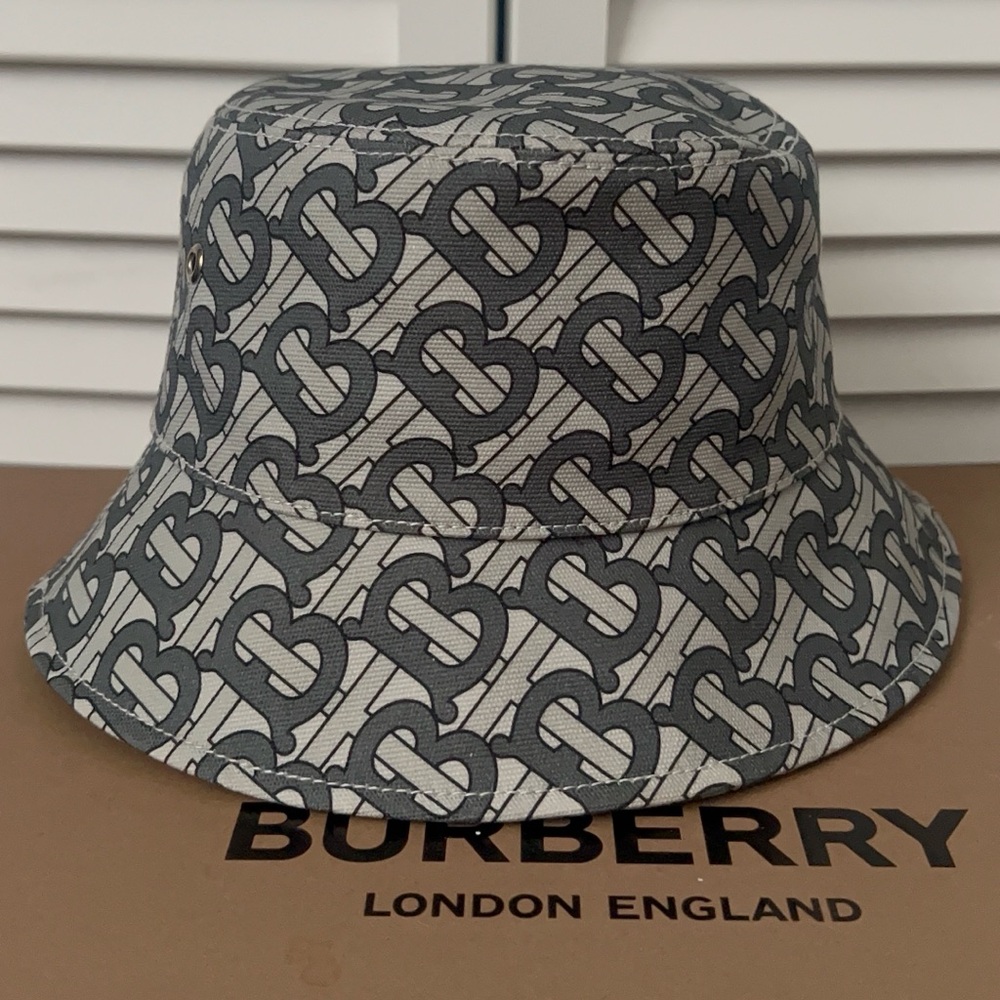 Burberry bucket hat